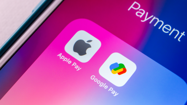 foto van het scherm van een smartphone met de icoontjes van de Apple Pay en Google Pay apps.
