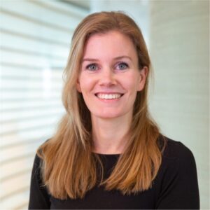 Suzan van Eeten, Lead Payments bij Rabobank, kijkt open en professioneel in de camera in een moderne kantooromgeving.