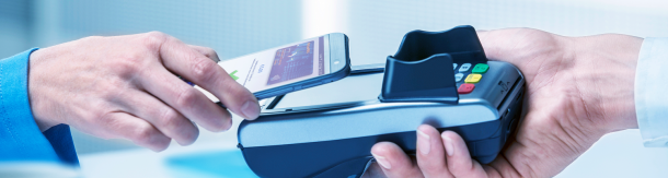 foto van iemand die contactloos betaalt met een smartphone