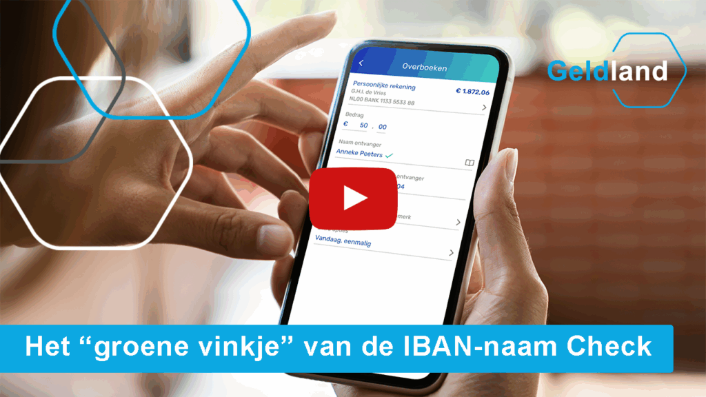Foto van een bankapp op een smartphone waarop het vinkje van de IBAN-naam check te zien is