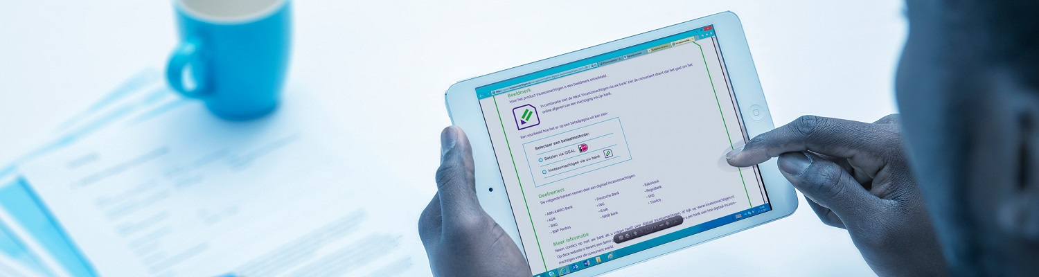 Persoon bekijkt en bedient een online betaal- of verificatiepagina op een tablet aan een bureau, waarbij een formulier met controle-elementen zichtbaar is.
