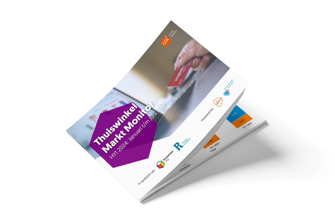 Omslag van rapport Thuiswinkel Markt Monitor H1 2024 over online bestedingen, met hand die een betaalpas gebruikt bij online betaling. Het beeld toont een gestapeld rapport in perspectief, waarbij op de voorpagina een consument een betaalpas gebruikt bij een digitale transactie. De titel ‘Thuiswinkel Markt Monitor’ en de periode H1 2024 zijn duidelijk zichtbaar. De omslag bevat logo’s van onderzoeks- en brancheorganisaties en benadrukt inzicht in online bestedingen, consumentengedrag en ontwikkelingen in e-commerce en betalingsverkeer.