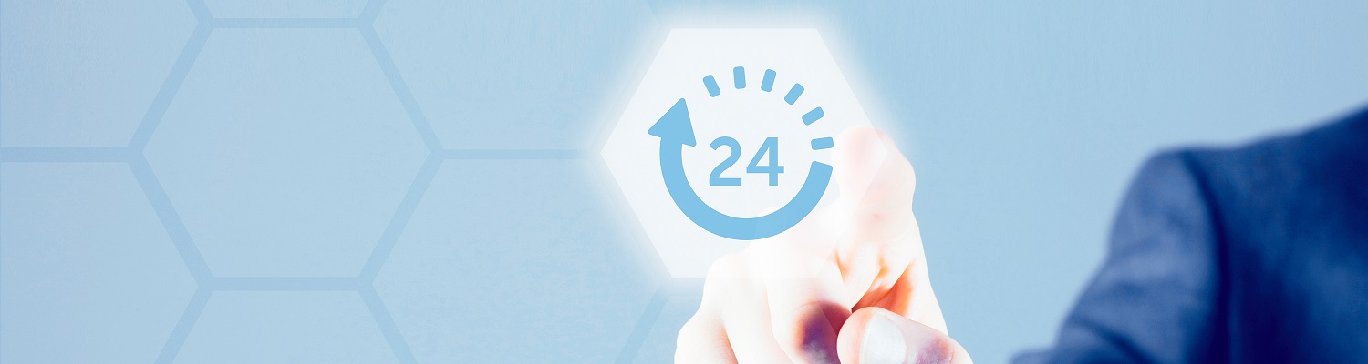 Hand in pak raakt lichtgevend 24-uurs pictogram op blauw scherm, symbool voor betalingen en diensten die altijd beschikbaar zijn.