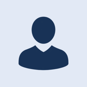 Getekende profielafbeelding met abstract hoofd en schouders in donkerblauw op een effen lichtgrijze achtergrond, gebruikt als tijdelijke vervanging voor een ontbrekende profielfoto.