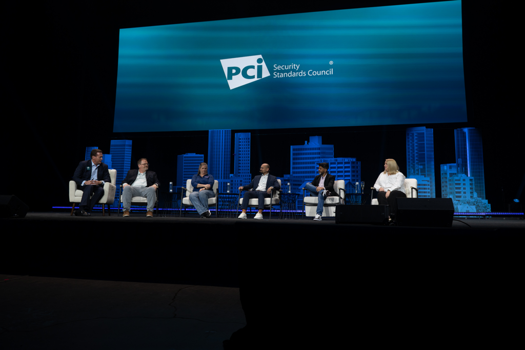 Panel van zes experts op PCI Security Standards Council-congres bespreekt betaalkaartbeveiliging op groot podium.